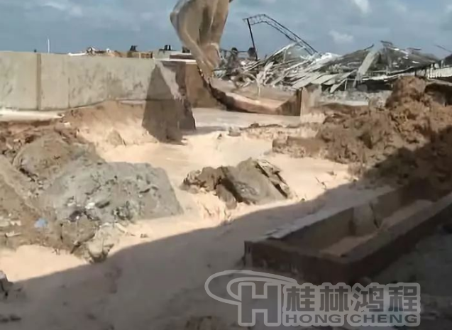 廉江政府鐵腕整治拆除一高嶺土廠，連設(shè)備都砸碎！