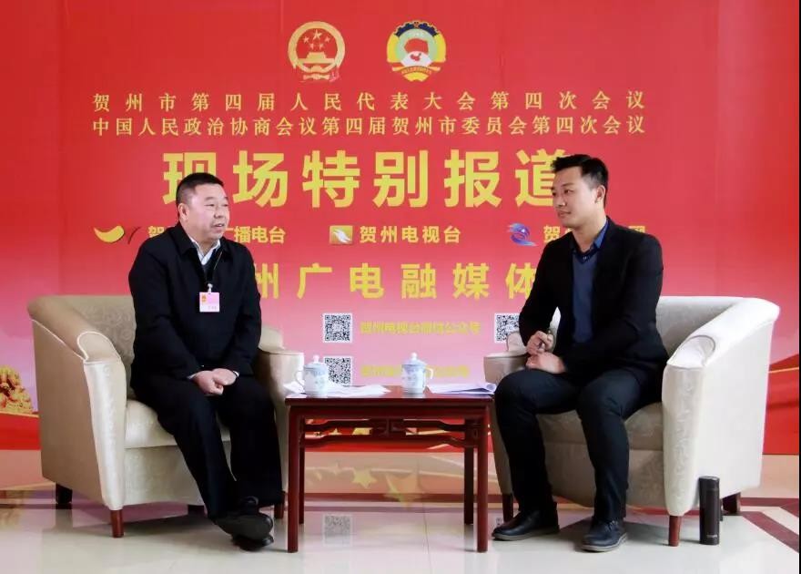 賀州市旺高工業(yè)園區(qū)管委會(huì)主任鄒雪群（左一）接受采訪(fǎng)