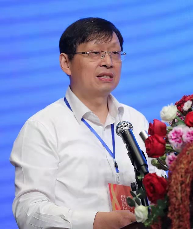 廣西大學校長助理、廣西碳酸鈣產(chǎn)業(yè)化工程院常務副院長、廣西碳酸鈣行業(yè)協(xié)會會長童張法圖片來源：廣西碳酸鈣產(chǎn)業(yè)化工程院